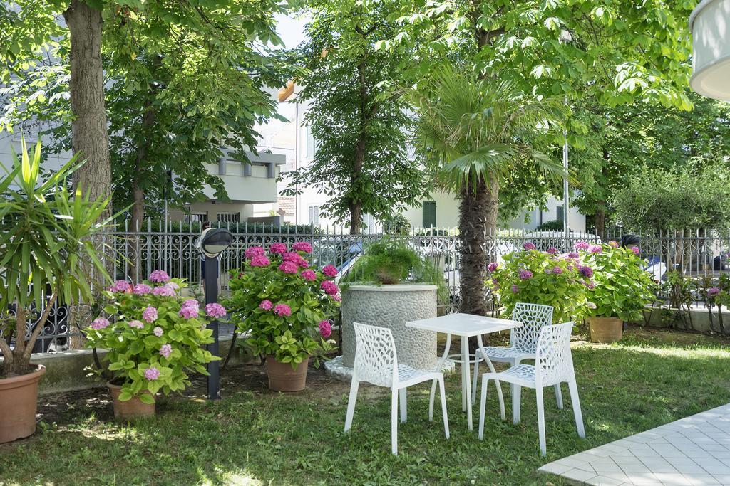 Residence Hamilton Риччоне Екстер'єр фото