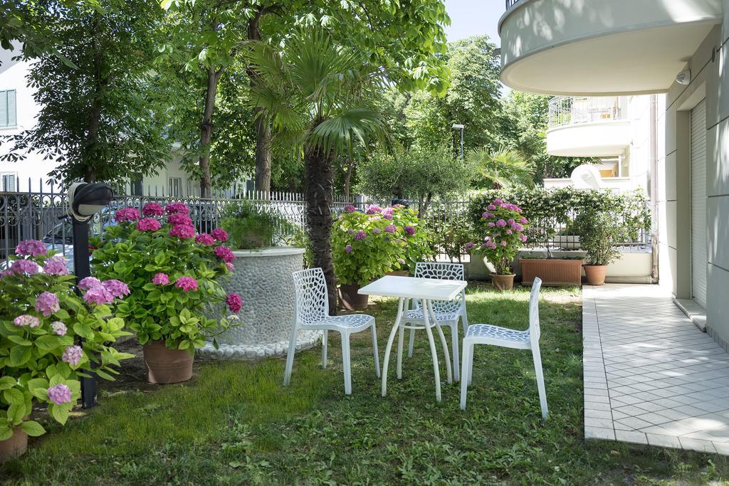 Residence Hamilton Риччоне Екстер'єр фото